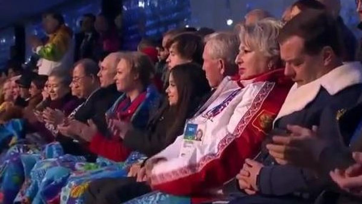 premierul rusiei ironizat pentru ca ar fi adormit in timpul ceremoniei de deschidere a jo