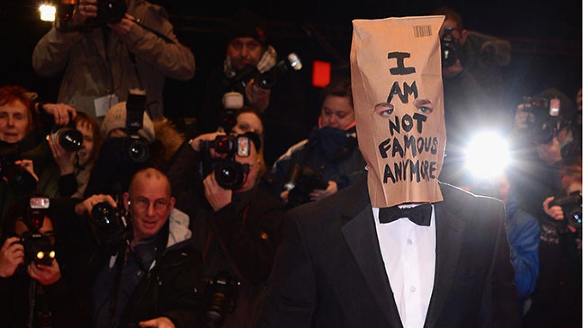 aparitie insolita la berlin shia labeouf cu o punga pe cap la premiera nymphomaniac