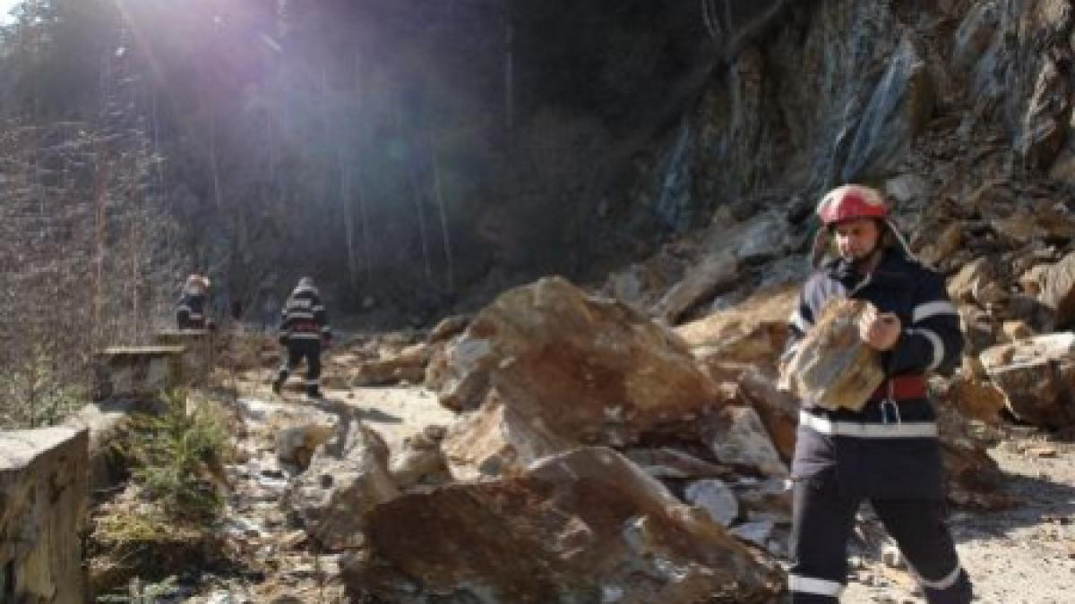 avertisment pentru soferi asupra riscului caderii de pietre de pe versanti pe valea oltului