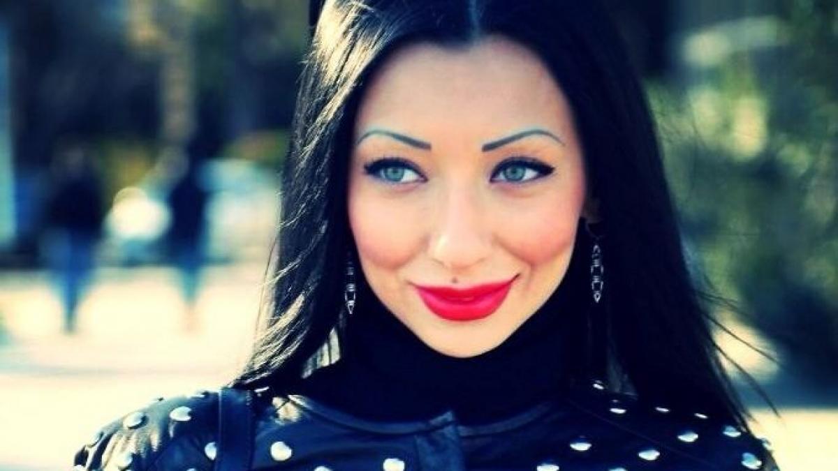 ea este fiica unui important politician iata ce face cu banii taticului