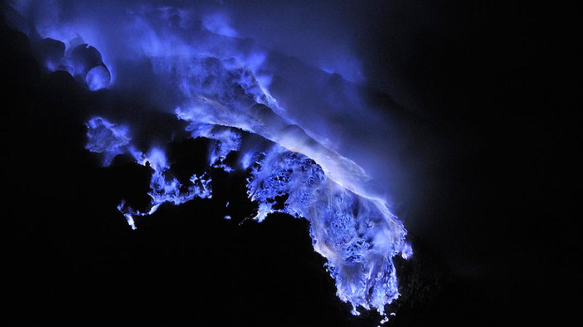imagini incredibile cu vulcanul care arunca lava albastra e unul din cele mai spectaculoase