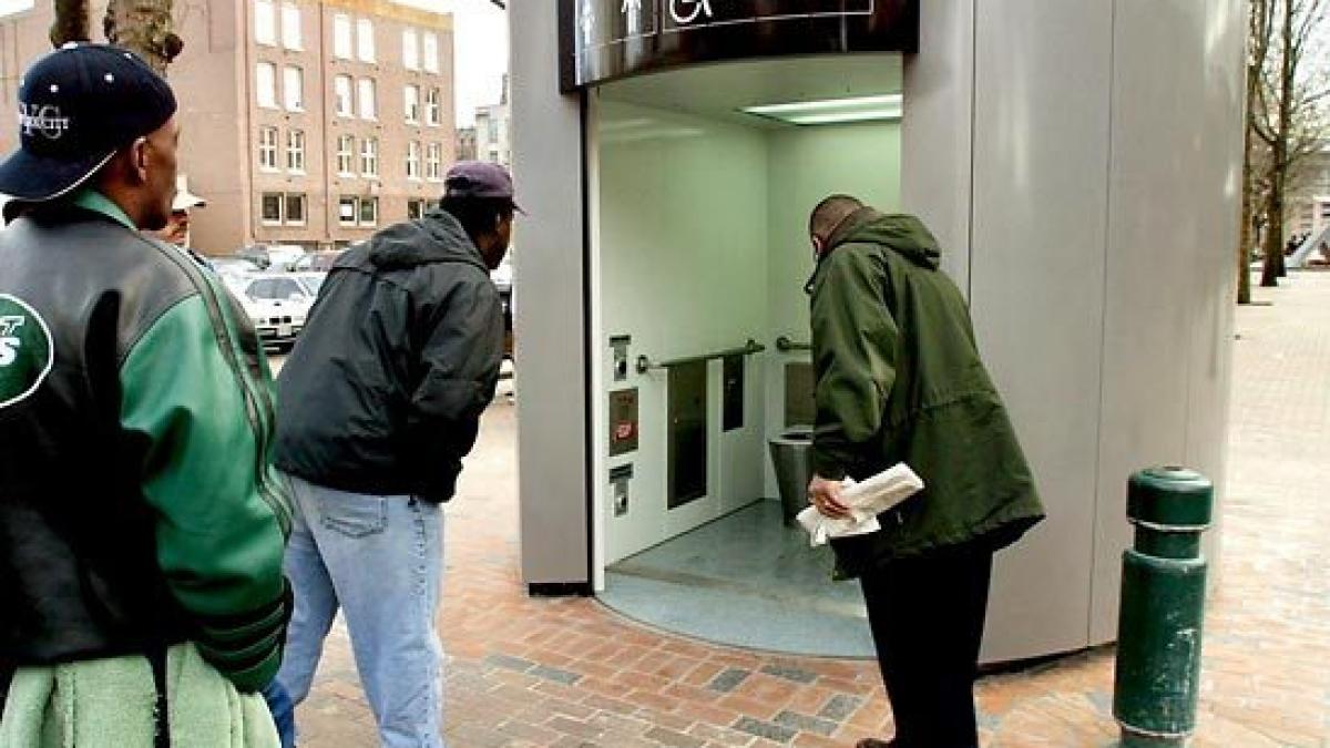 imaginile care au aprins marea britanie 15 romani fotografiati in timp ce locuiau intr o toaleta