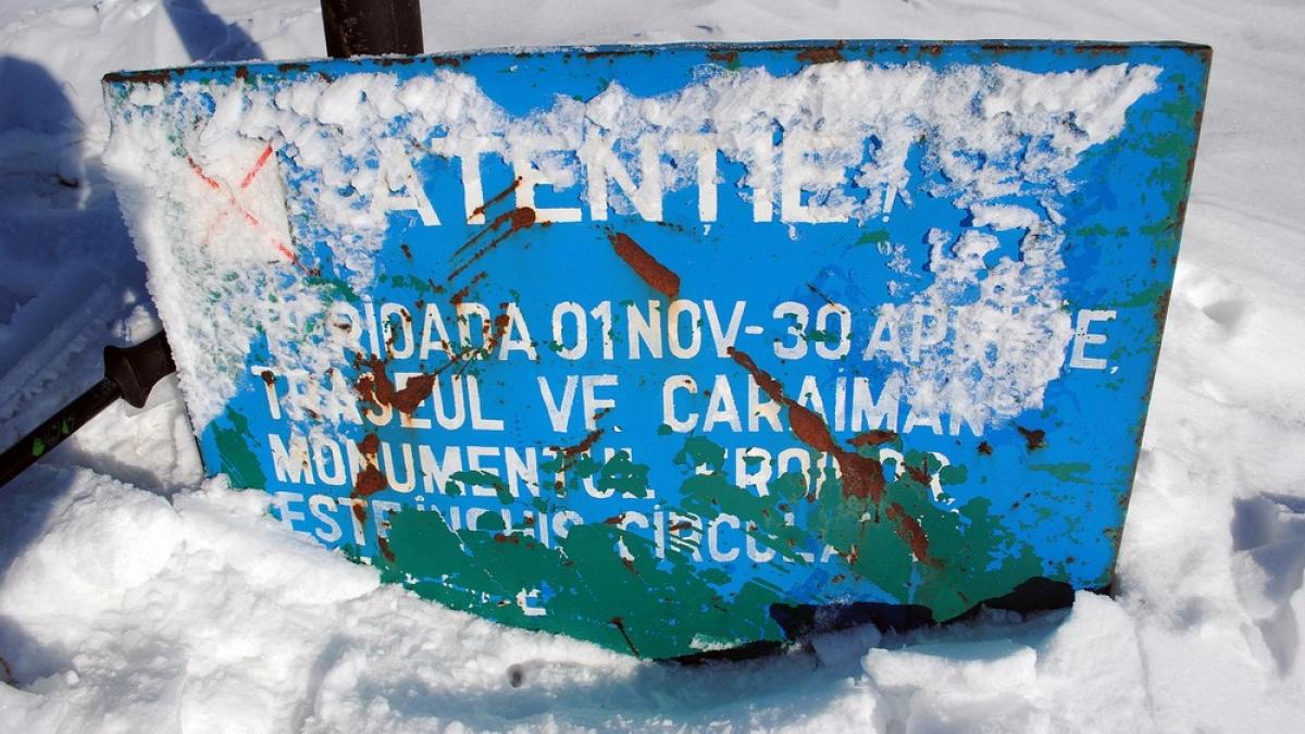 s au aventurat pe un traseu montan inchis iarna fara sa fie echipati corespunzator si au fost la un