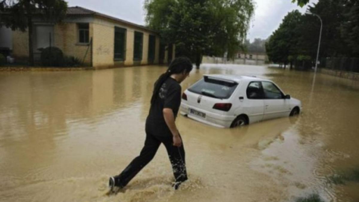 marea britanie se confrunta cu cele mai grave inundatii din istorie oamenii isi parasesc locuintele