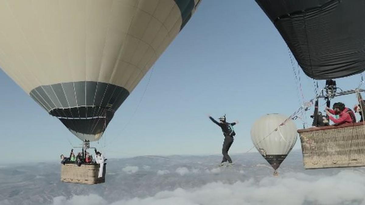 sport extrem sau nebunie mersul pe sarma intre doua baloane