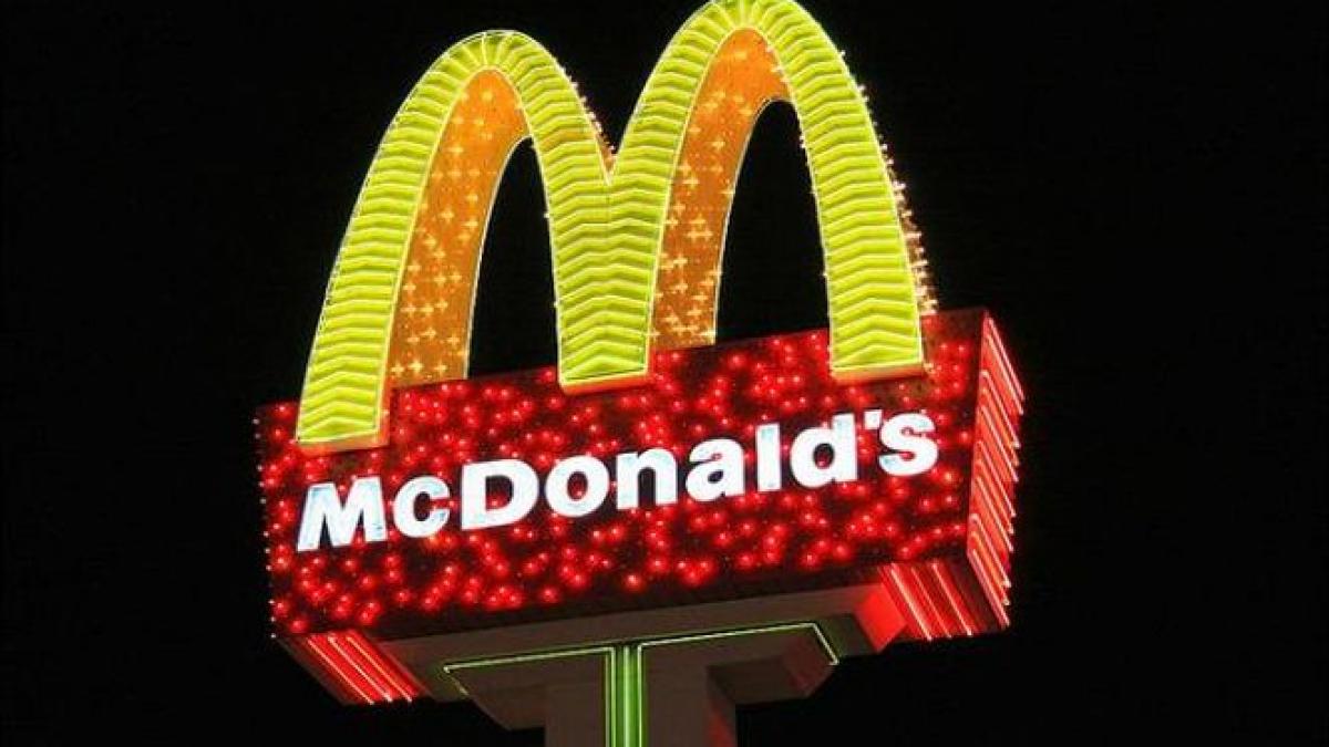 Supărată că nu a primit ce comandase, o tânără a tras cu arma într-un fast-food McDonald’s