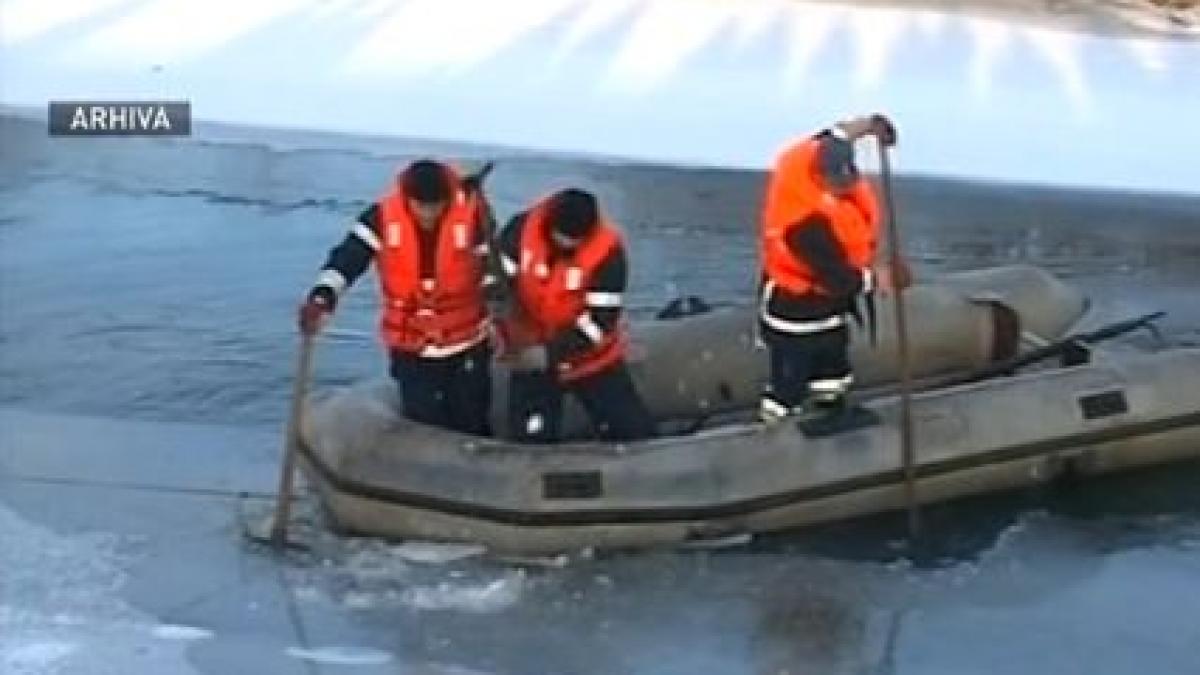 barbati salvati din lacul snagov dupa ce gheata s a rupt sub ei