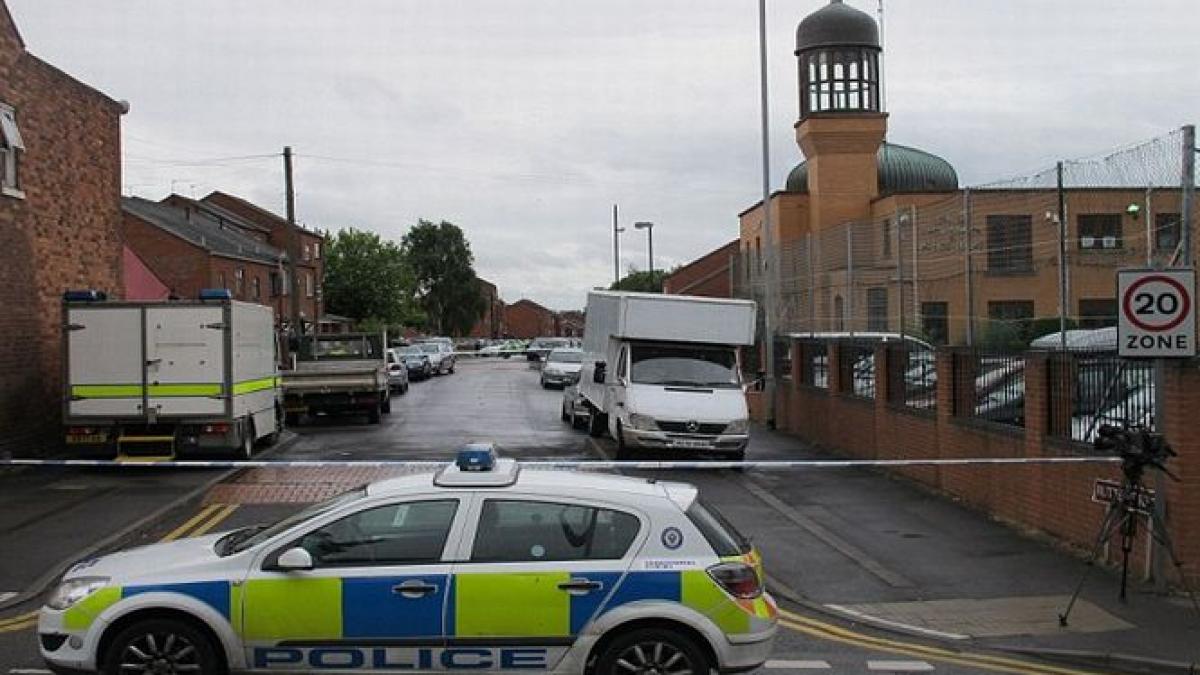 pachete suspecte gasite langa birourile armatei britanice pirotehnistii au fost trimisi sa le