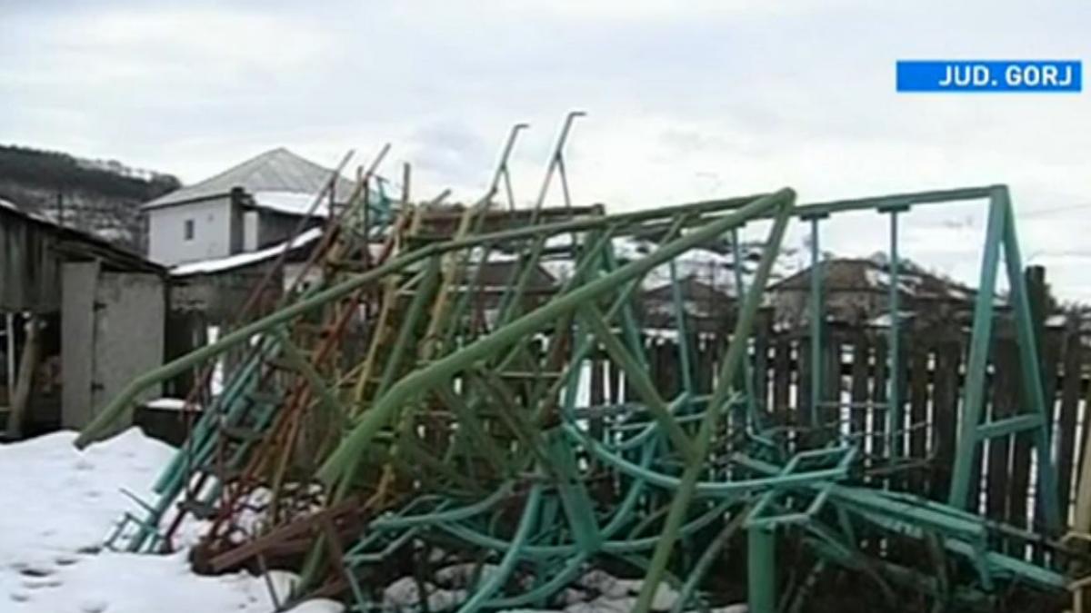 bani publici risipiti pe leagane ruginite intr o comuna din gorj primar nu le am comandat pur si