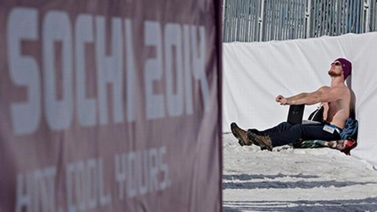 prea mult soare la jo de iarna de la soci turistii sarbatoresc primavara timpurie iesind la terase