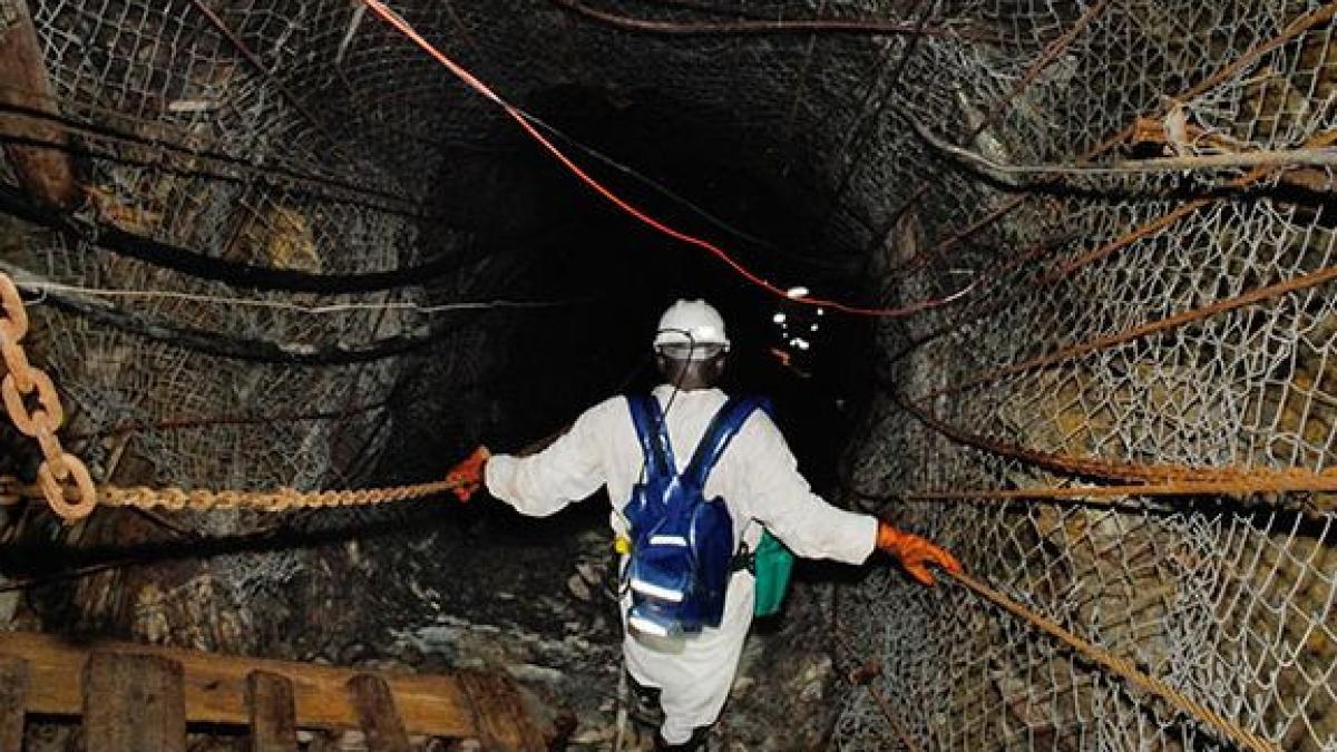 aproximativ 200 de mineri au ramas blocati intr o mina de aur din africa de sud