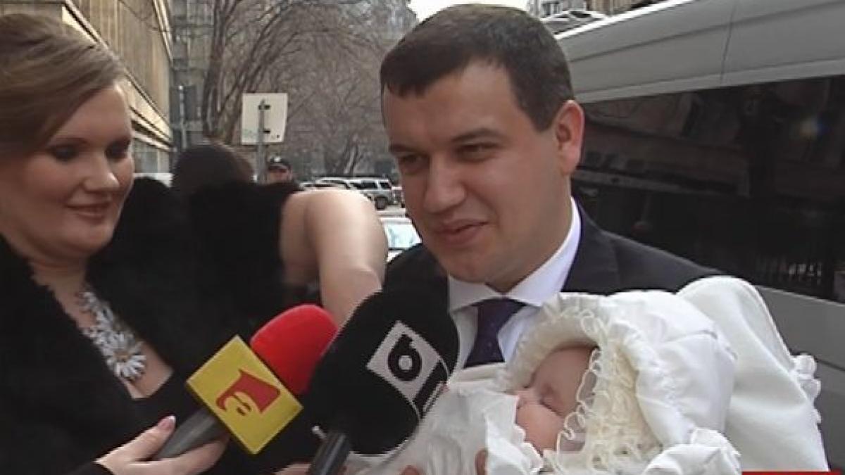 basescu isi aranjeaza partidul la cumetrii presedintele oaspete la botezul fiicei lui eugen tomac