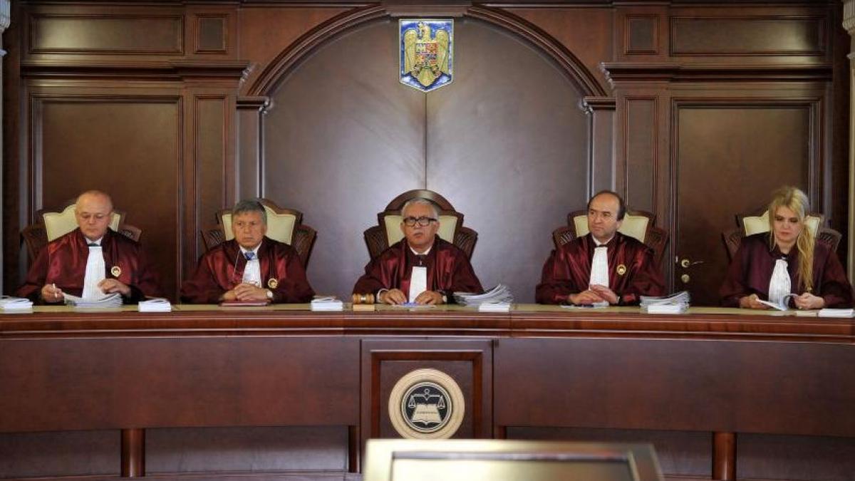 cc respinge articolul referitor la utilizarea simbolurilor proprii ale minoritatilor