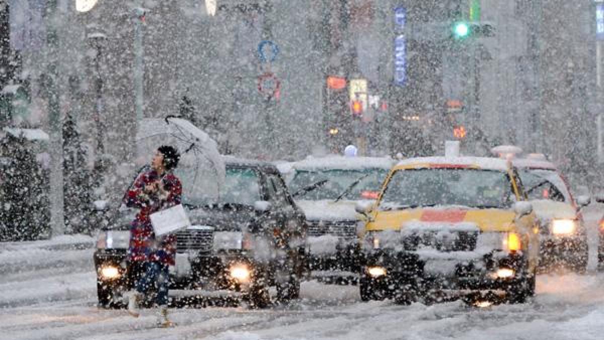 ninsorile fac ravagii in japonia mai multi oameni au murit mii de case fara curent electric