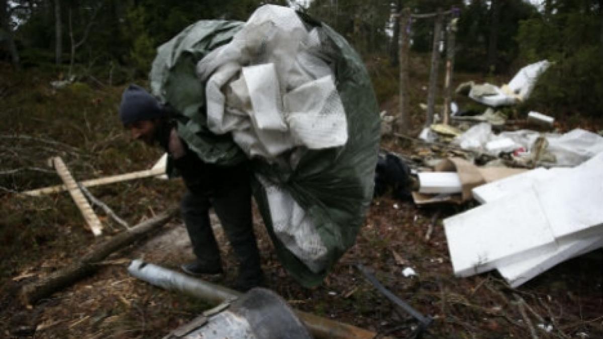 un autocar care transporta zeci de imigranti romani evacuati din suedia a fost implicat intr un