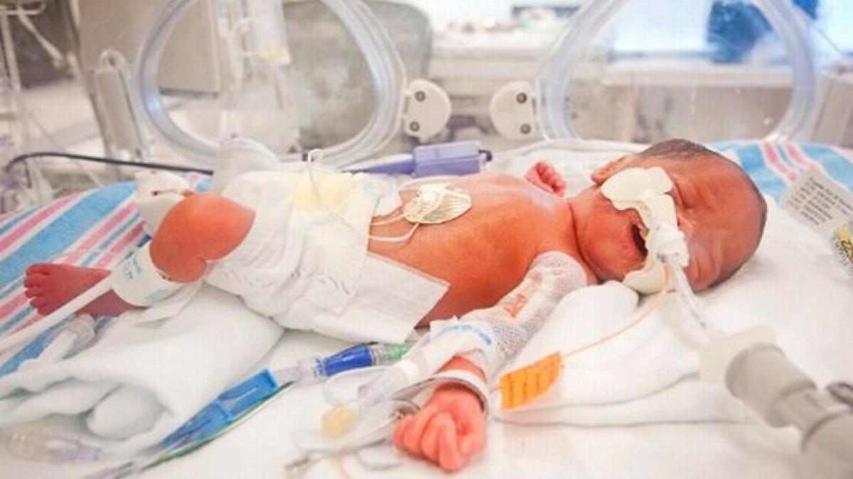 Caz fără precedent. Credea că e însărcinată cu tripleţi, dar a adus pe lume PATRU bebeluşi identici