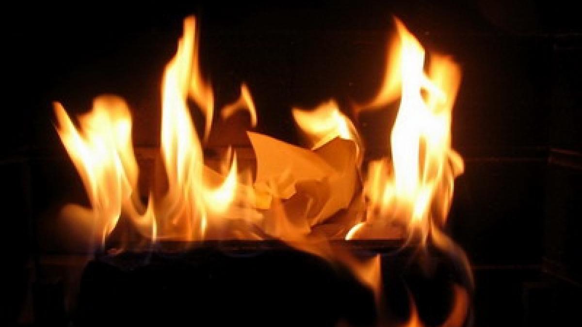 o femeie aflata sub influenta alcoolului si a dat foc in fata casei fiindca sotul a refuzat sa i