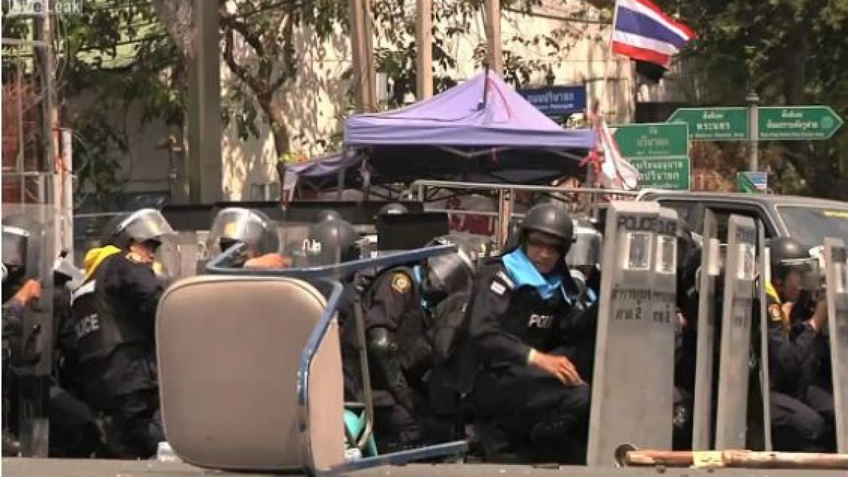 Confruntări violente în Tailanda. Protestatarii au aruncat grenade în directia forţelor de ordine. ATENŢIE! VIDEO EXPLICIT
