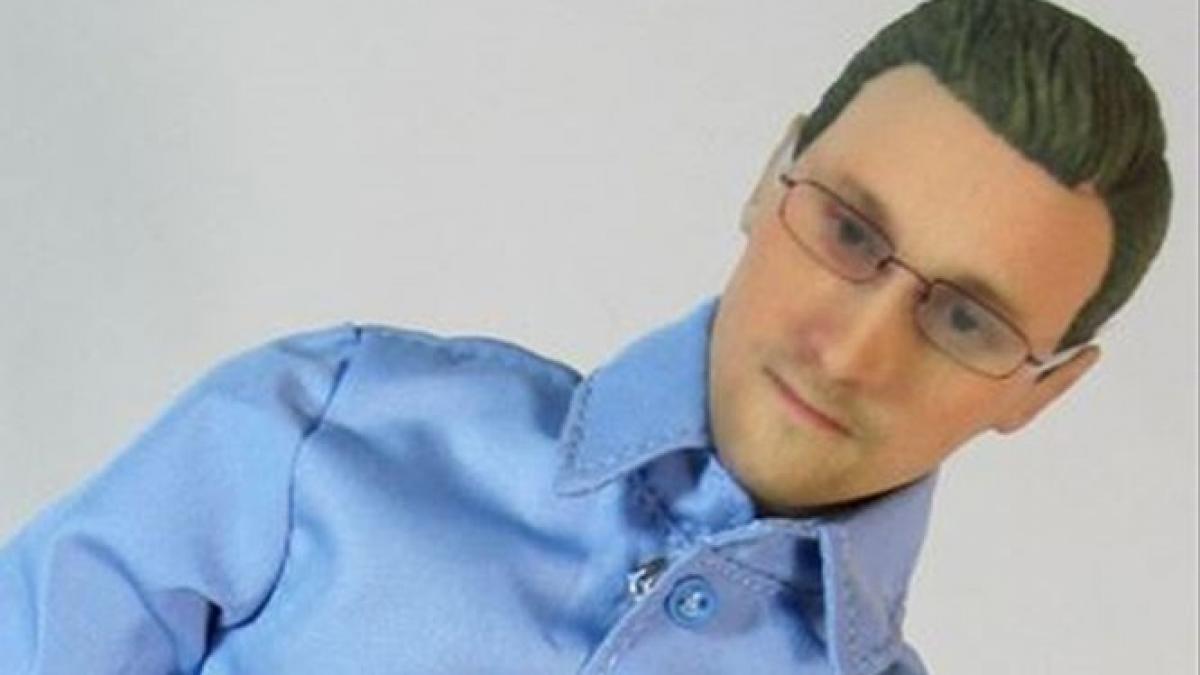 o papusa cu imaginea lui snowden a fost pusa in vanzare in sua