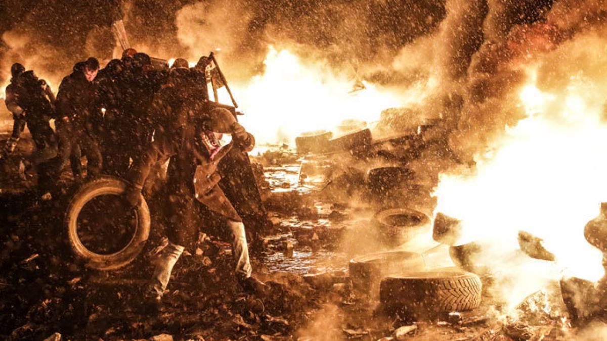 protestele violente din ucraina se raspandesc in liov manifestantii au luat cu asalt administratia