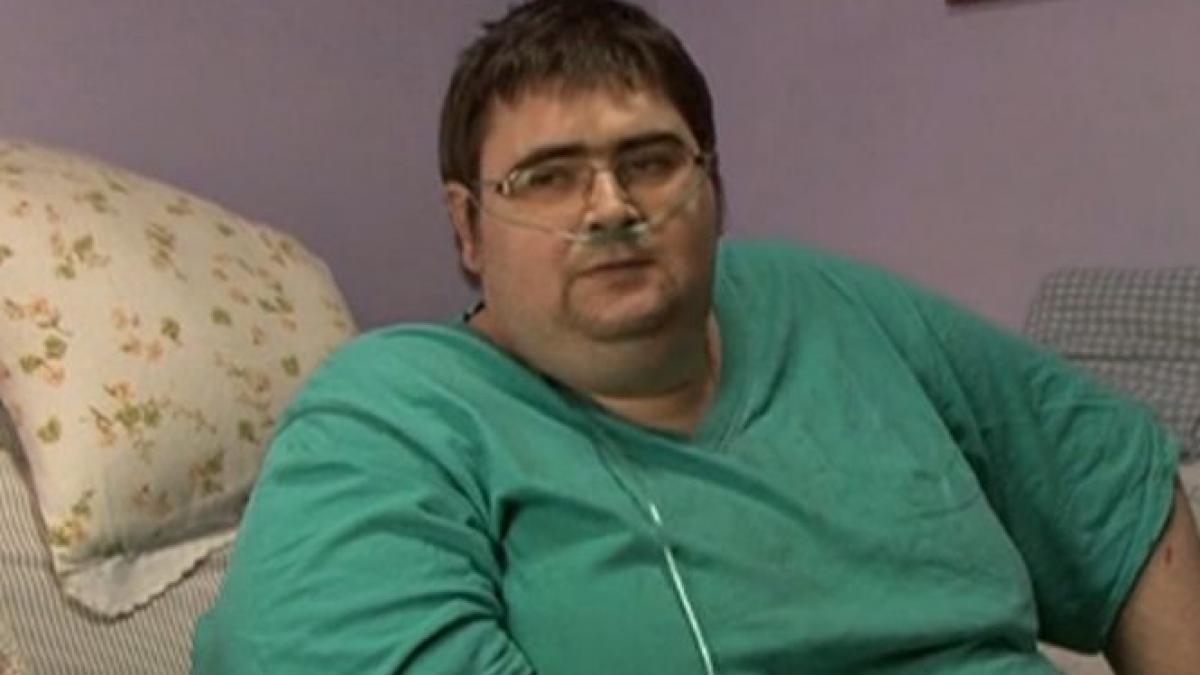 un barbat din pascani se afla in pericol de moarte are 40 de ani si 300 de kilograme