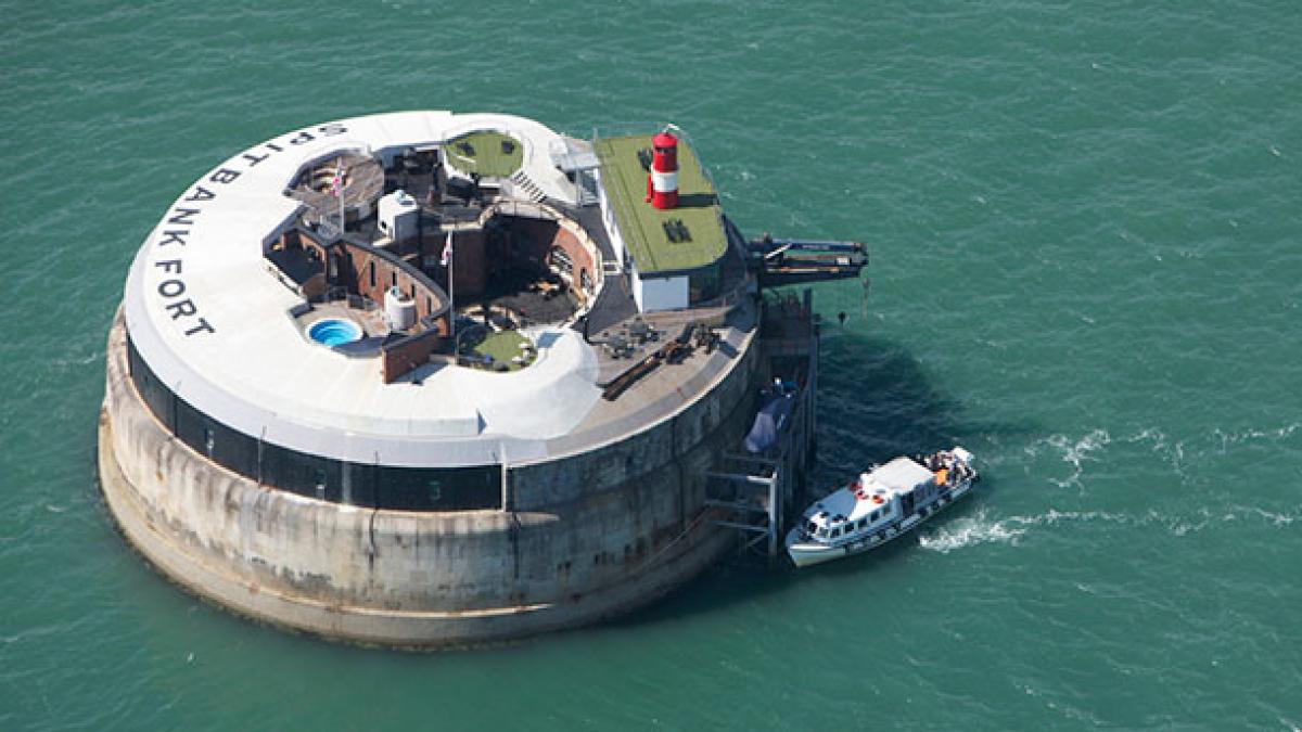 vechi fort britanic transformat in hotel de lux vedeti imagini inedite din interiorul constructiei