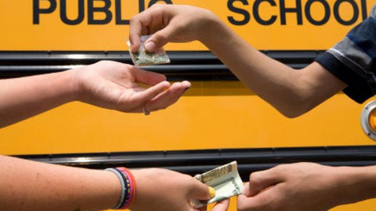 cu drogurile in ghiozdan trei elevi au ajuns la spital dupa ce au fumat la scoala