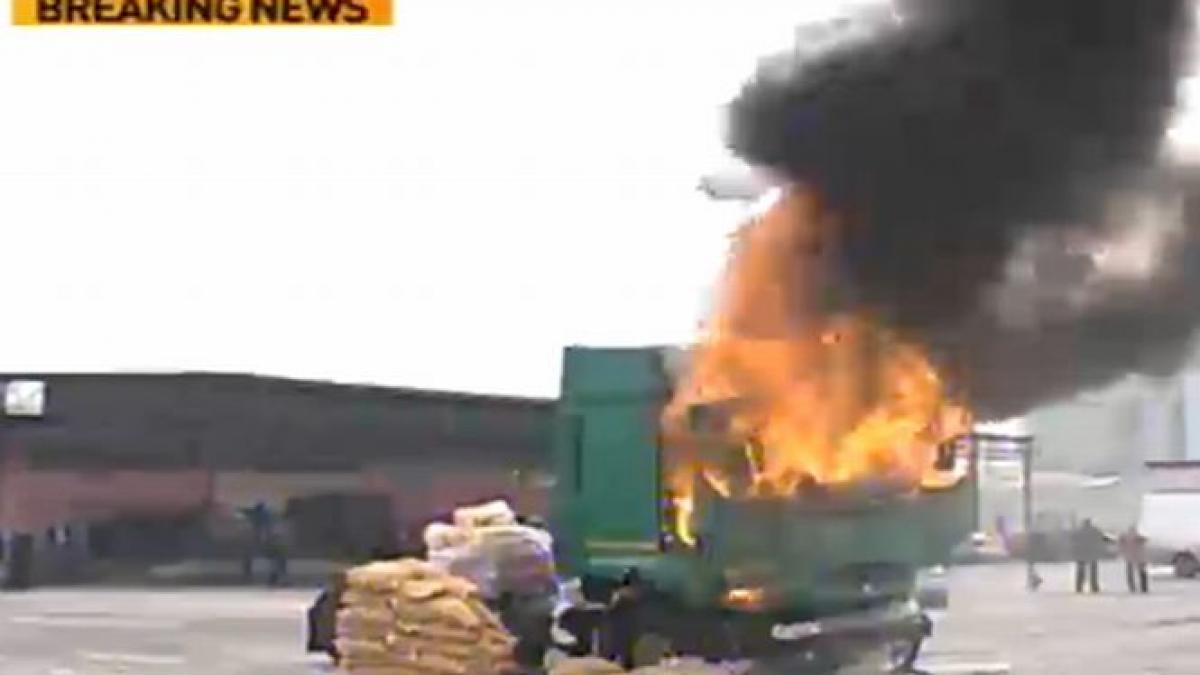 protest extrem la craiova patronii unui centru comercial au dat foc unui tir plin cu marfa