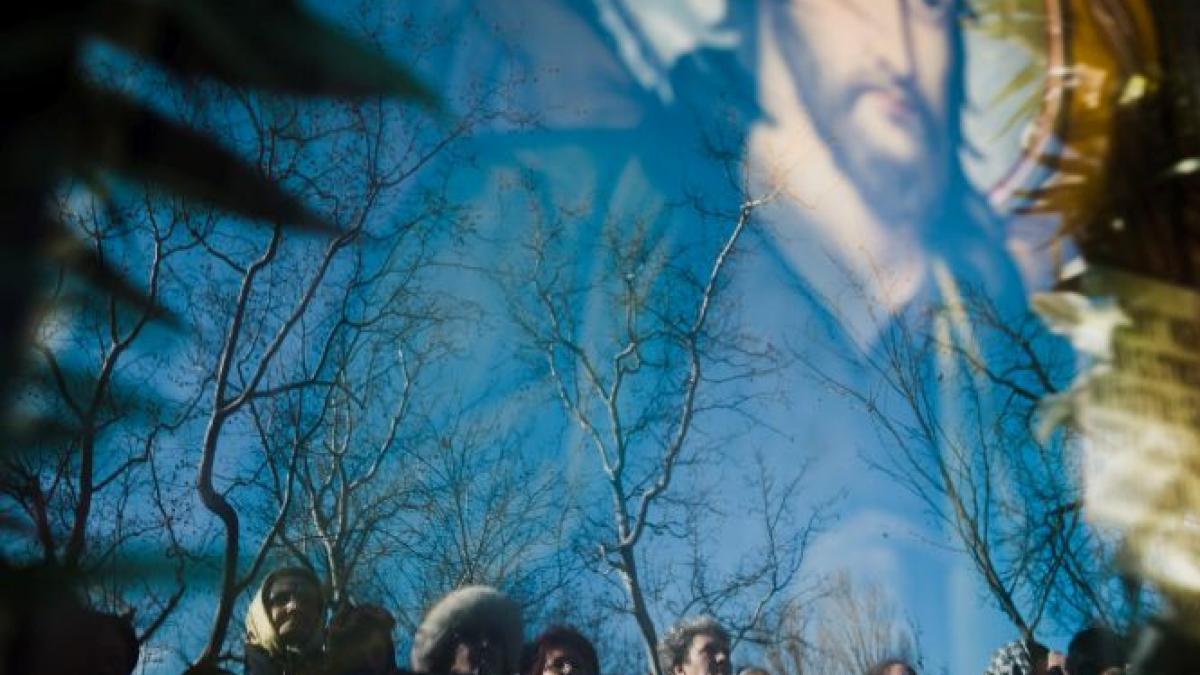 preotii fac concurenta agentiilor de turism biserica are un centru de pelerinaj