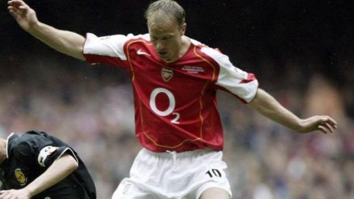 dennis bergkamp are o statuie la stadionul echipei arsenal londra