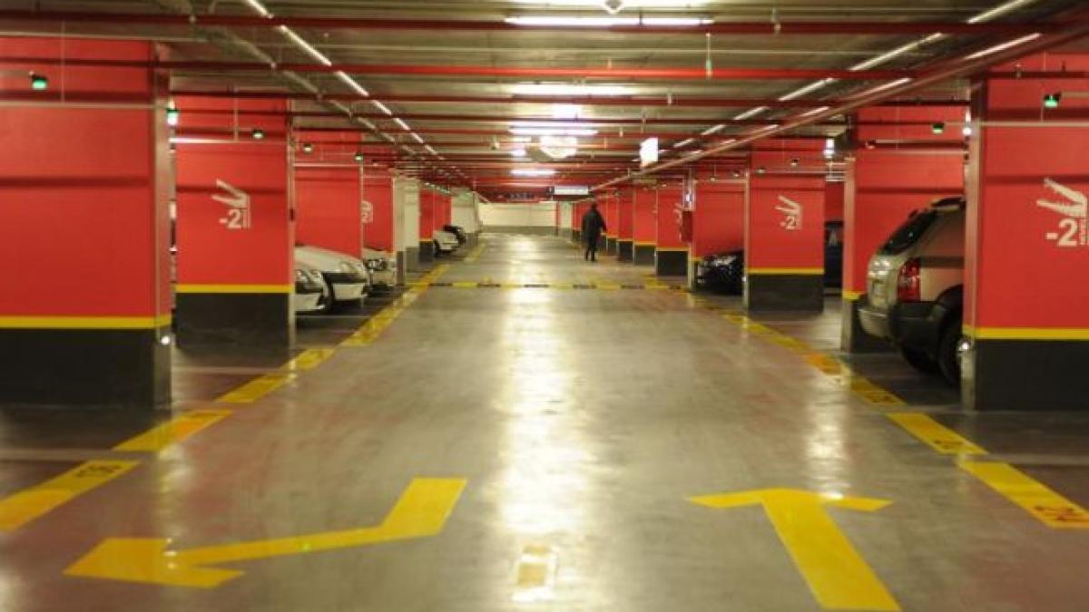 masina rasturnata in parcarea subterana a unui mall din capitala