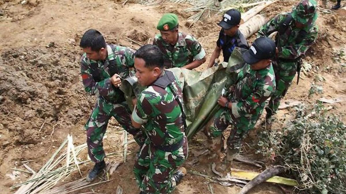 indonezia 11 persoane au murit dupa mai multe alunecari de teren