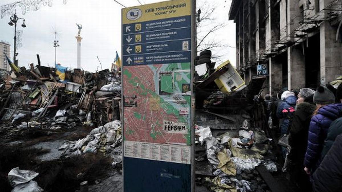 kievul post yanukovych a inceput demolarea baricadelor iar circulatia metroului a fost reluata