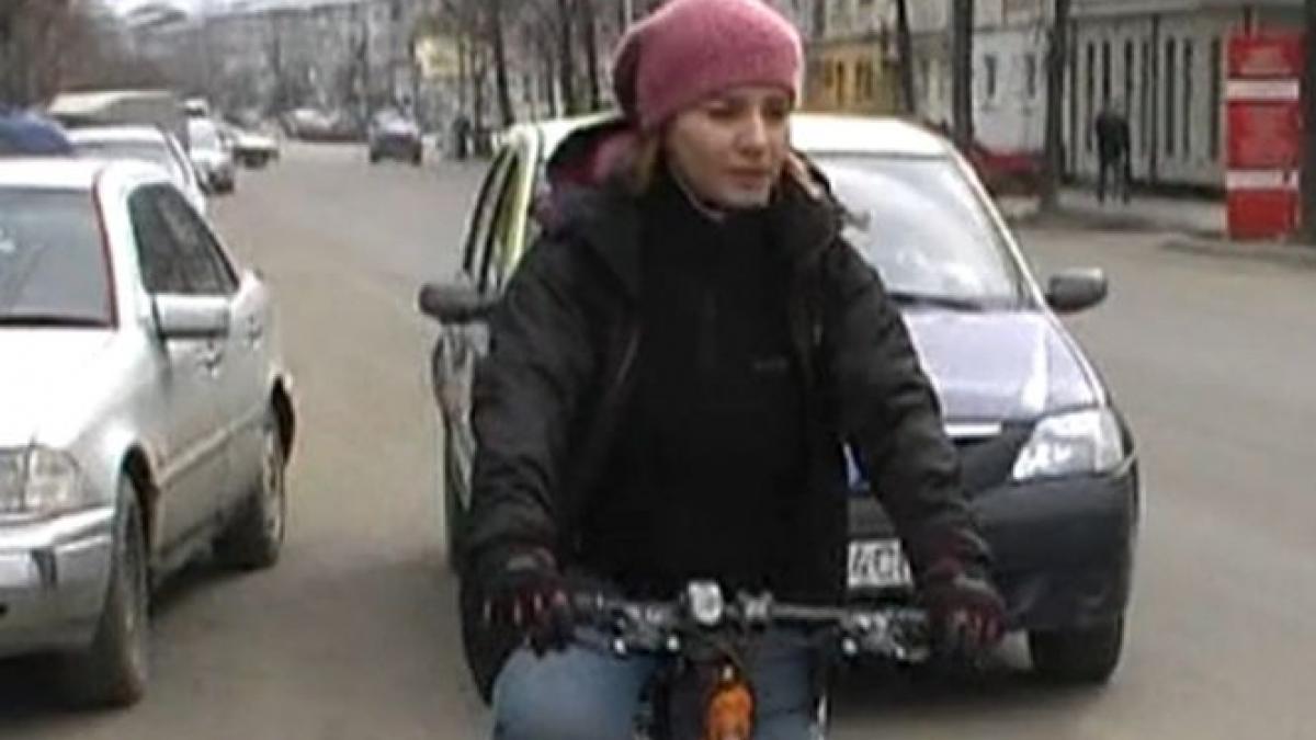 o romanca de 27 de ani vrea sa ajunga pana in indonezia pe bicicleta