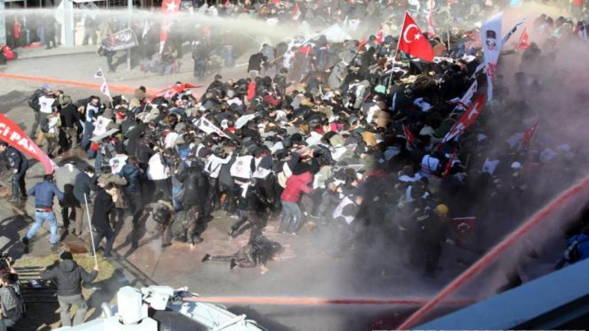 politia turca a folosit gaze lacrimogene pentru a dispersa o manifestatie antiguvernamentala la