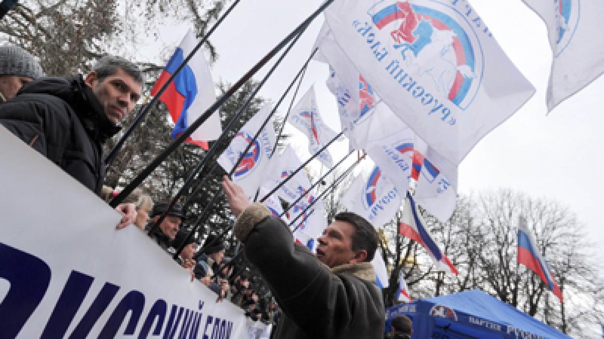 peste 10 000 de persoane au iesit pe strazile din donetk pentru a denunta noul regim