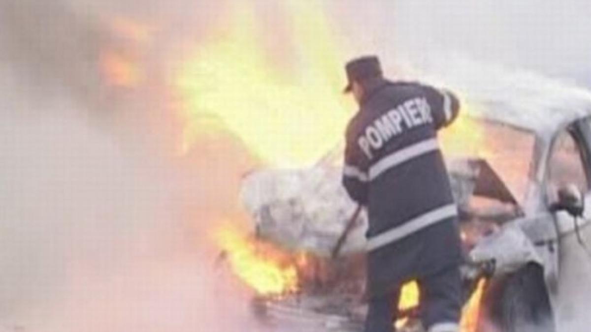 o limuzina a luat foc azi noapte intr o parcare plina de masini din galati