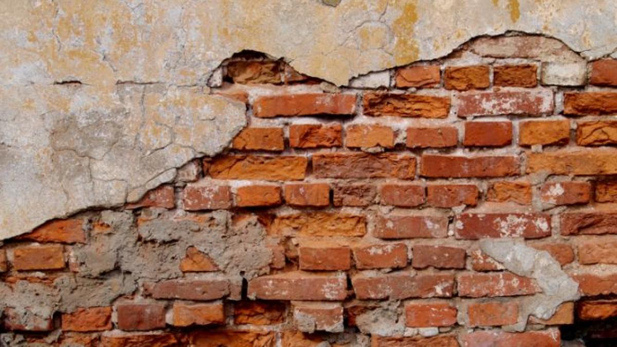 locuintele lor ar putea sa se prabuseasca in orice clipa se tem sa doarma in propriile case