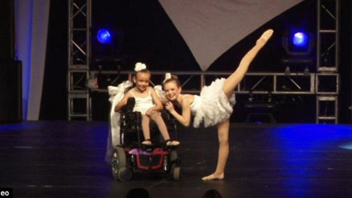 sute de oameni s au ridicat in picioare si le au aplaudat minute in sir ce au facut aceste doua