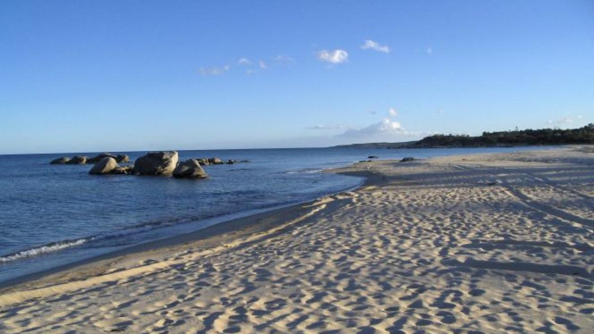 descoperire macabra pe o plaja din sardinia trupul unei femei decapitate a fost adus la mal de