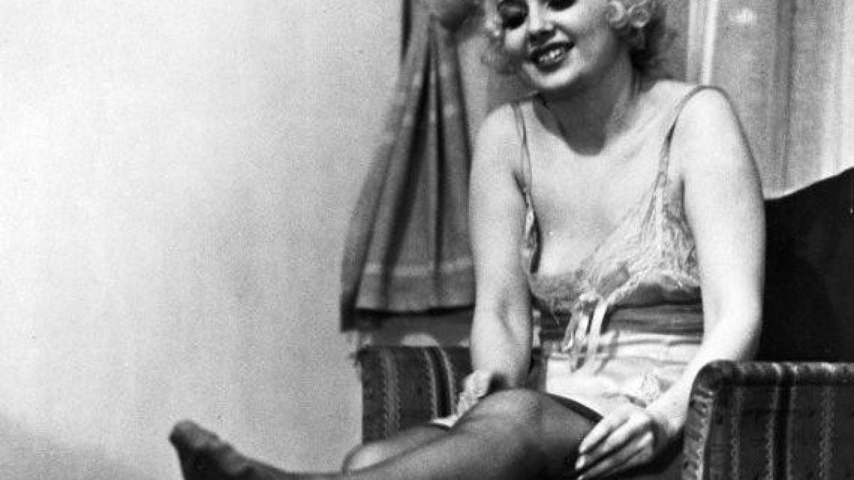 lectii de feminitate in interbelic stii sa te dezbraci senzual