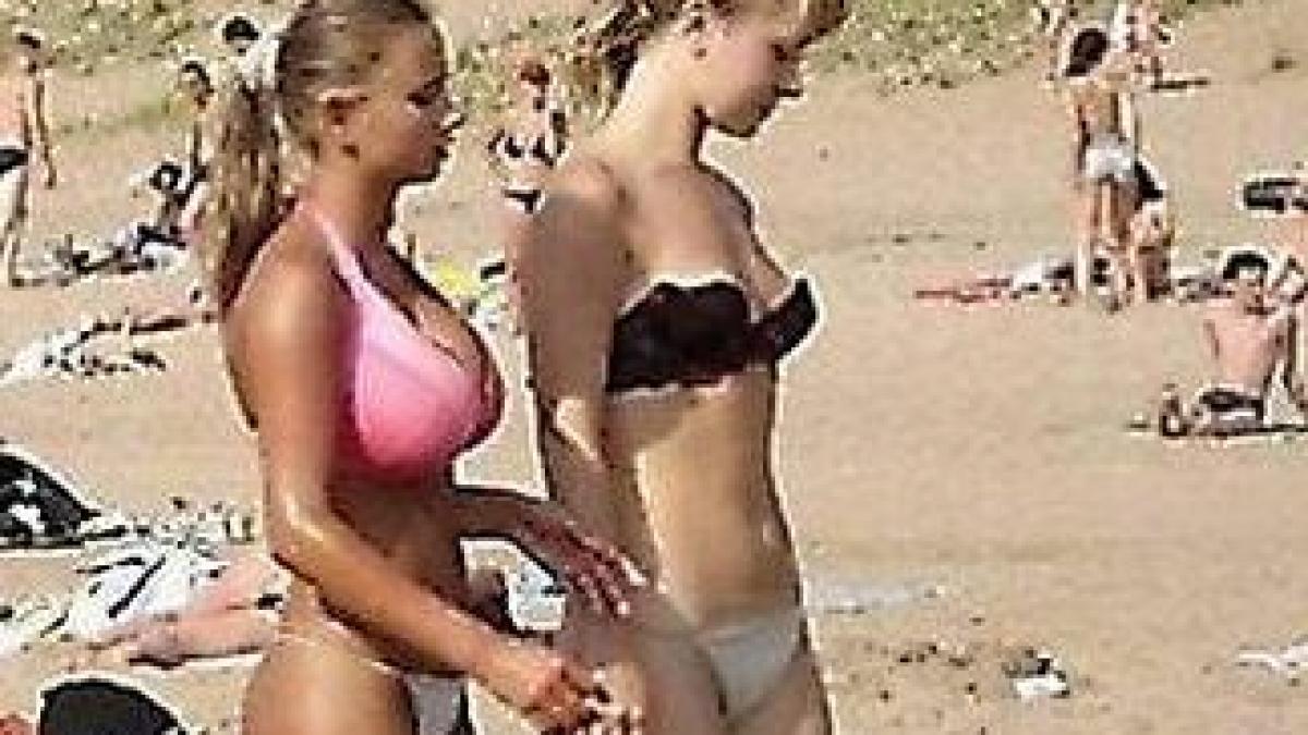 s au facut de ras in toata lumea dupa ce au pus poza asta pe net cine apare langa ele in imagine