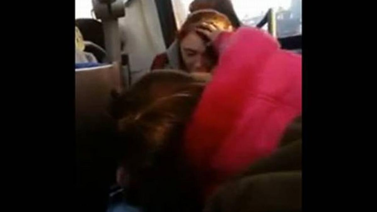 halucinant o fetita isi sprijina mama dependenta de heroina sa nu cada de pe scaun