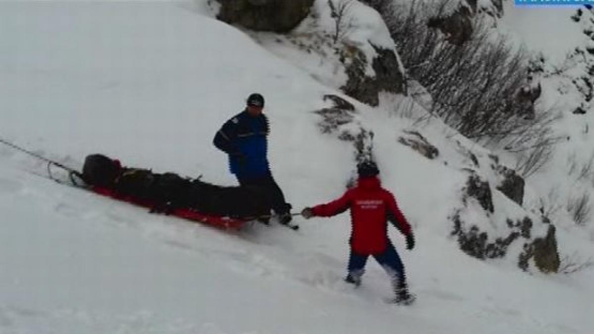 turist ranit dupa ce a fost surprins de o avalansa in masivul bucegi