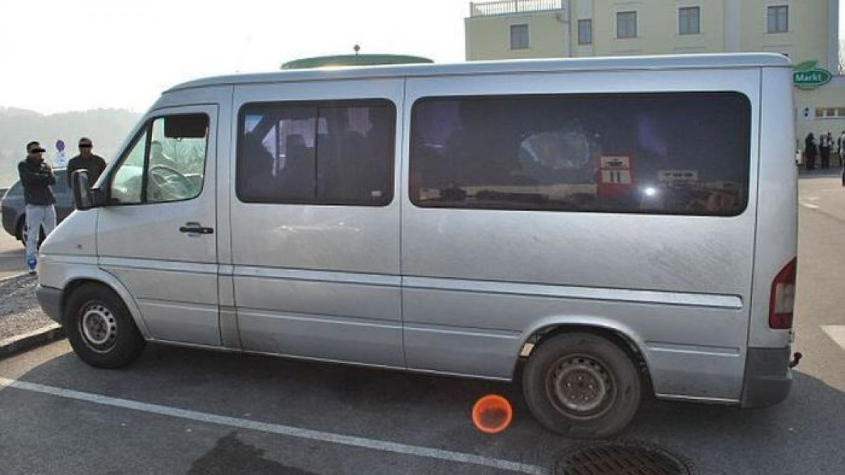 cati tigani romani credeti ca incap in aceasta duba imaginile au facut inconjurul lumii