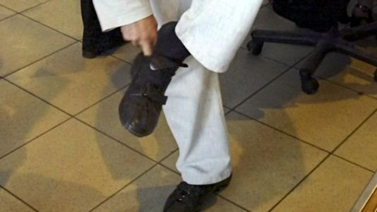 un britanic dezvaluie ca le a dat un pantof cu bomba unor malaysieni in 2001