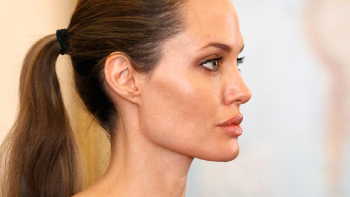 angelina jolie socheaza din nou actrita a anuntat ca medicii ii vor extirpa si ovarele