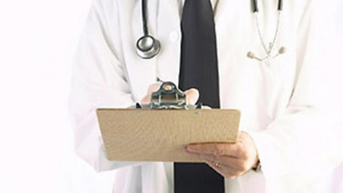 medici din caransebes si moldova noua acuzati ca au luat mita pentru certificate de invaliditate