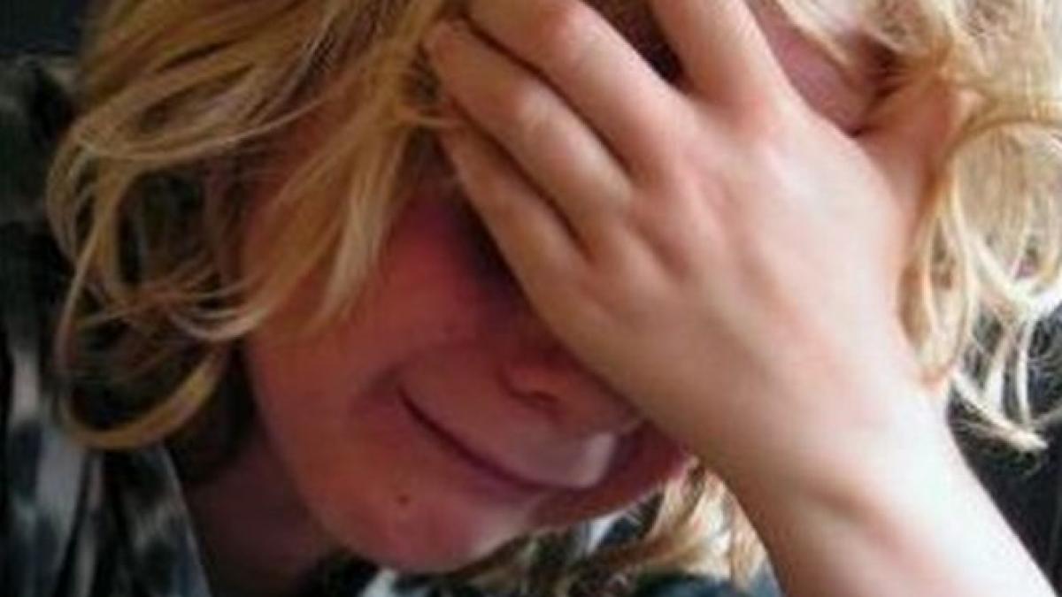 eleva de 9 ani abuzata de invatator a lovit o cu palmele peste fata si a tras o de o ureche pana i