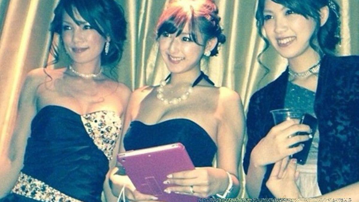 fotografia care sfideaza timpul una din aceste tinere are 50 de ani si este bunica